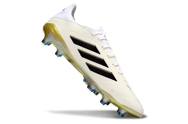 Adidas White Gold Chaussures de football à coupe basse avec empeigne synthétique et semelle iridescente pour terrain ferme 2