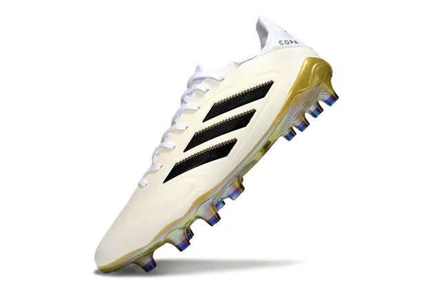 Adidas White Gold Chaussures de football à coupe basse avec empeigne synthétique et semelle iridescente pour terrain ferme 3