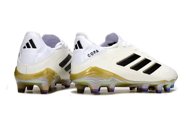 Adidas White Gold Chaussures de football à coupe basse avec empeigne synthétique et semelle iridescente pour terrain ferme 5