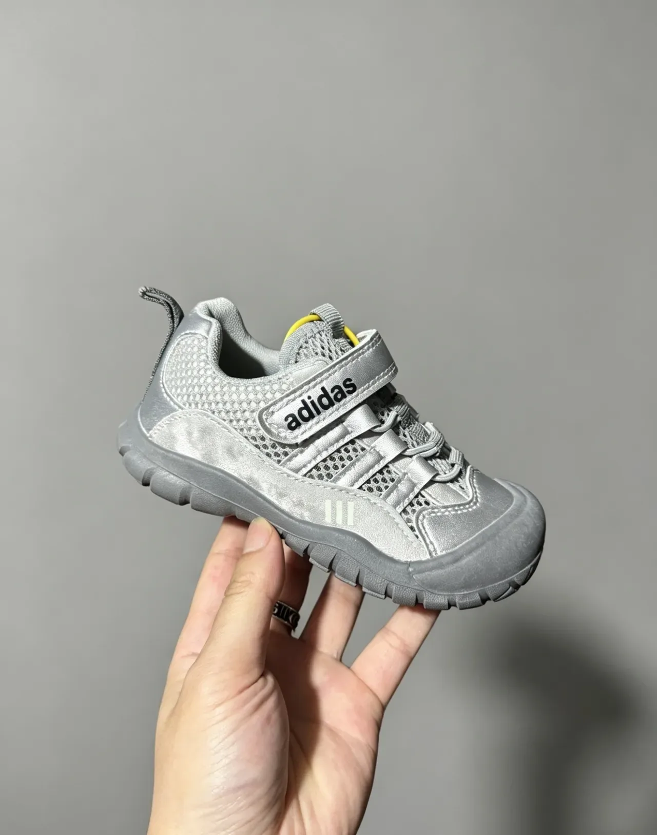 Adidas Blanc et Gris Velcro Fermeture de Courroie Mesh-and-Synthetic Supérieur Sneakers Lifestyle 4
