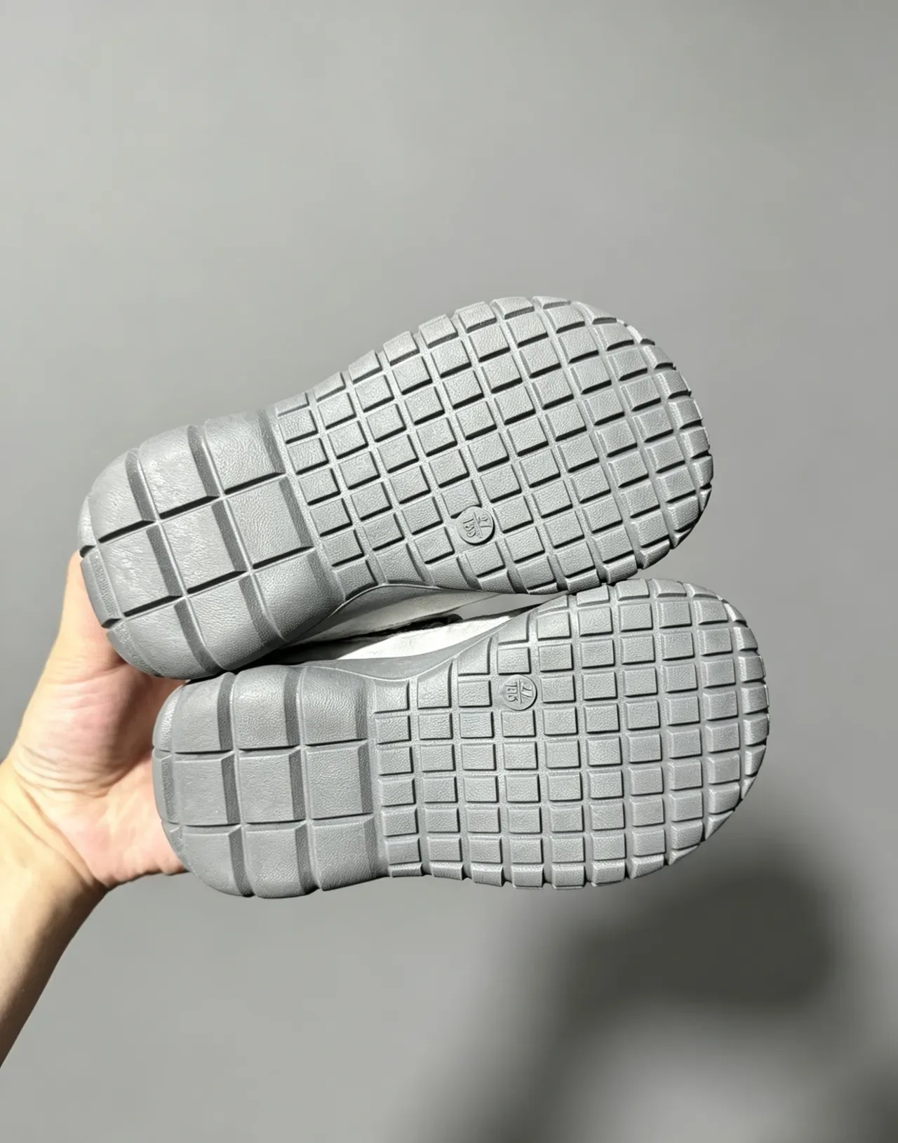 Adidas Blanc et Gris Velcro Fermeture de Courroie Mesh-and-Synthetic Supérieur Sneakers Lifestyle 8