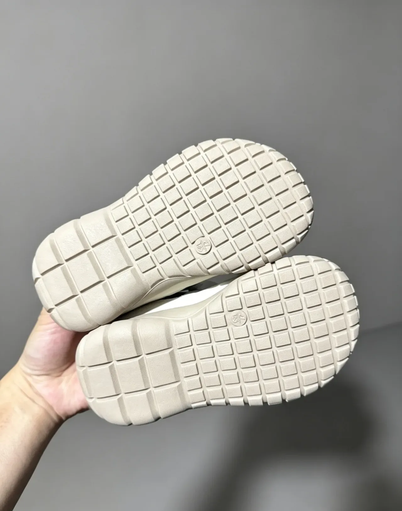 Adidas Blanc et Gris Velcro Fermeture de Courroie Mesh-and-Synthetic Supérieur Sneakers Lifestyle 18