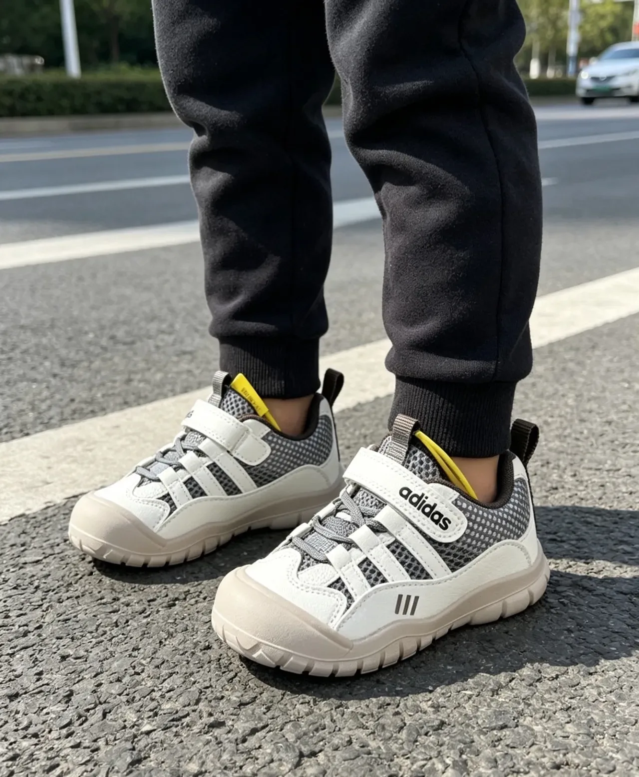 Adidas Blanc et Gris Velcro Fermeture de Courroie Mesh-and-Synthetic Supérieur Sneakers Lifestyle 20