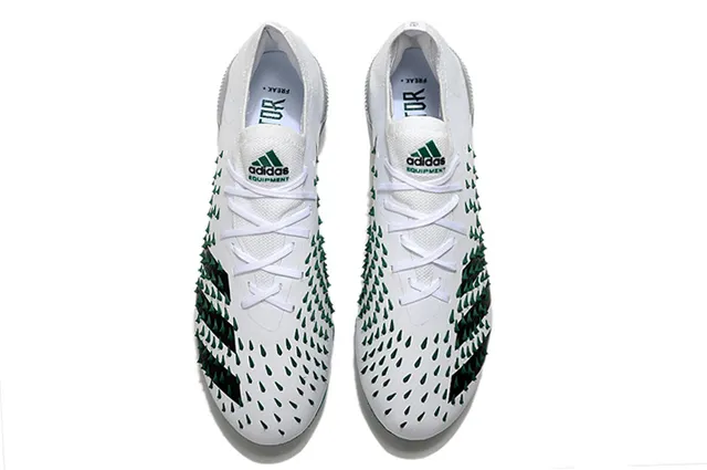 Adidas Chaussures de football à tige tricotée blanche et verte, pointes coniques à l'avant-pied, sol ferme 2