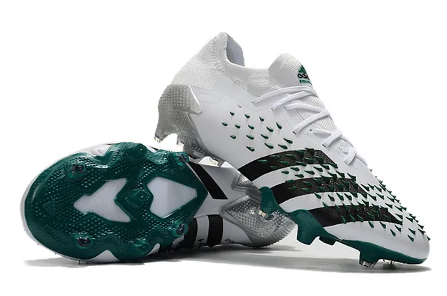 Adidas Chaussures de football à tige tricotée blanche et verte, pointes coniques à l'avant-pied, sol ferme 3