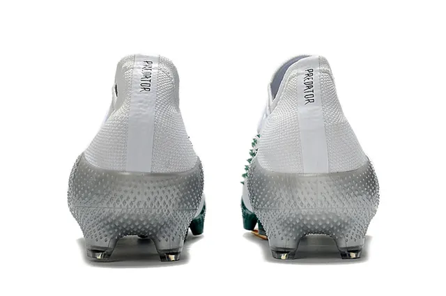 Adidas Chaussures de football à tige tricotée blanche et verte, pointes coniques à l'avant-pied, sol ferme 4