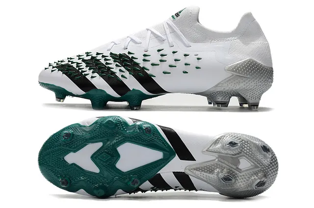 Adidas Chaussures de football à tige tricotée blanche et verte, pointes coniques à l'avant-pied, sol ferme 5