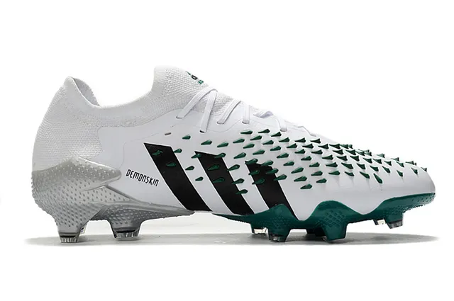 Adidas Chaussures de football à tige tricotée blanche et verte, pointes coniques à l'avant-pied, sol ferme 7