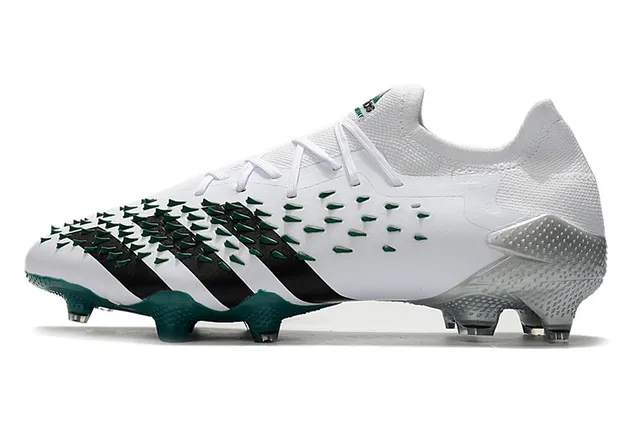 Adidas Chaussures de football à tige tricotée blanche et verte, pointes coniques à l'avant-pied, sol ferme 8