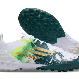 Adidas أبيض وأخضر منخفض القطع مع العلوي الصناعي وشريط ذهبي ثلاثي التداخل أحذية كرة القدم للعشب الاصطناعي