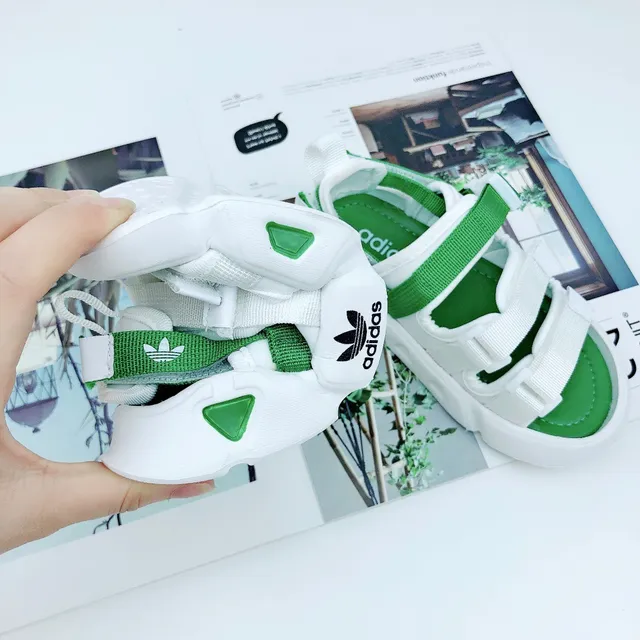 Adidas صنادل كاجوال أبيض وأخضر متعدد الحزام 7