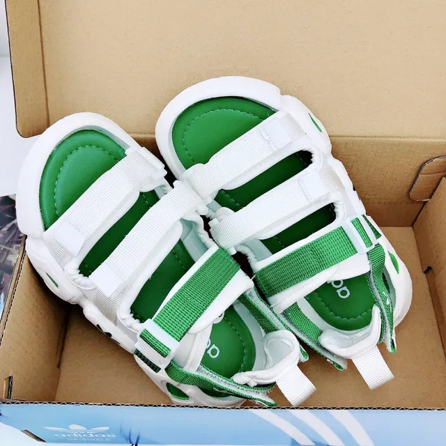 Adidas صنادل كاجوال أبيض وأخضر متعدد الحزام 8