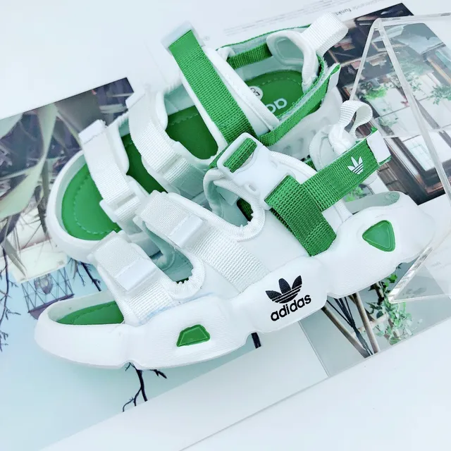 Adidas صنادل كاجوال أبيض وأخضر متعدد الحزام 9