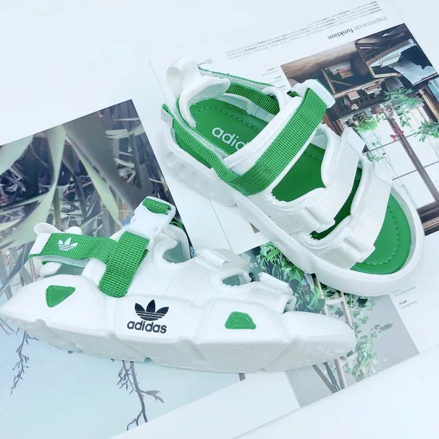 Adidas صنادل كاجوال أبيض وأخضر متعدد الحزام 13