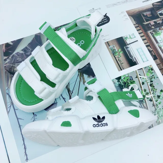 Adidas صنادل كاجوال أبيض وأخضر متعدد الحزام 14