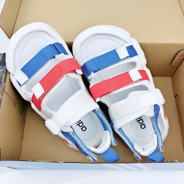 Adidas صنادل كاجوال أبيض وأخضر متعدد الحزام 15