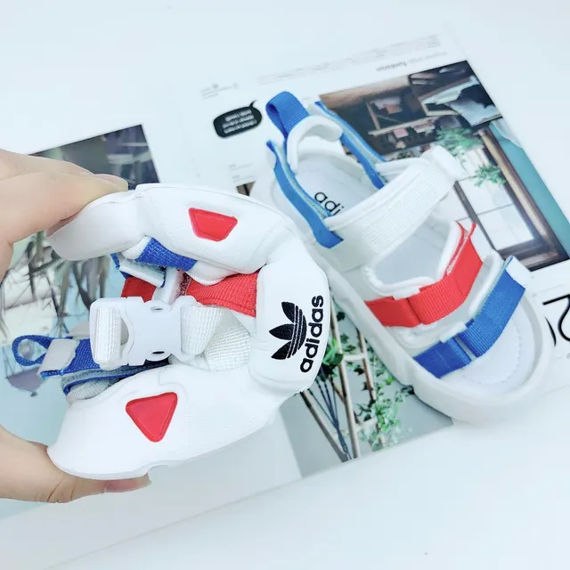 Adidas صنادل كاجوال أبيض وأخضر متعدد الحزام 17