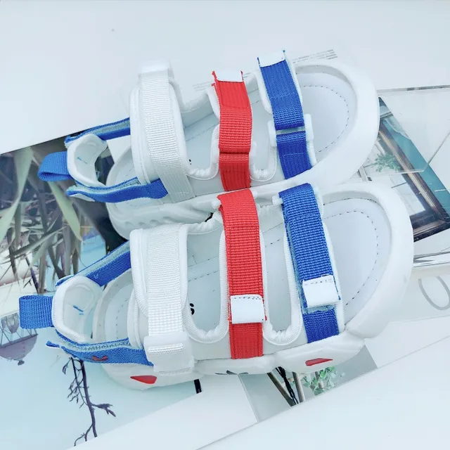 Adidas صنادل كاجوال أبيض وأخضر متعدد الحزام 18