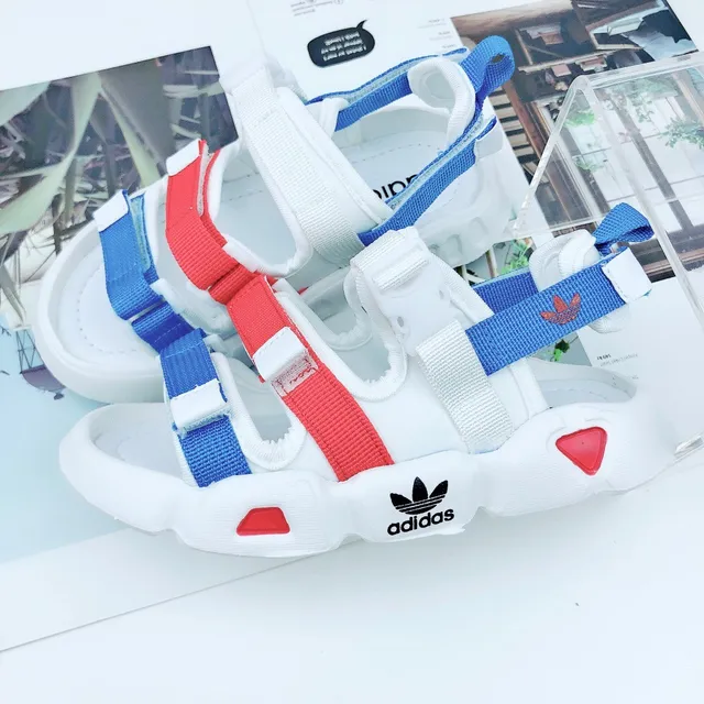 Adidas صنادل كاجوال أبيض وأخضر متعدد الحزام 21