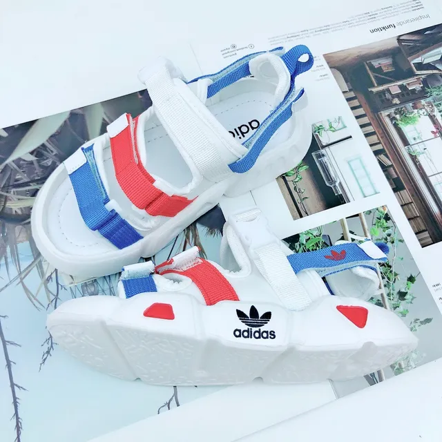 Adidas صنادل كاجوال أبيض وأخضر متعدد الحزام 22