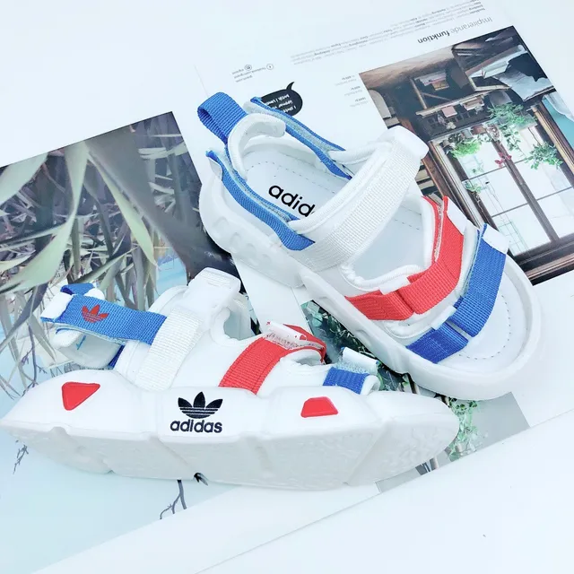Adidas صنادل كاجوال أبيض وأخضر متعدد الحزام 23