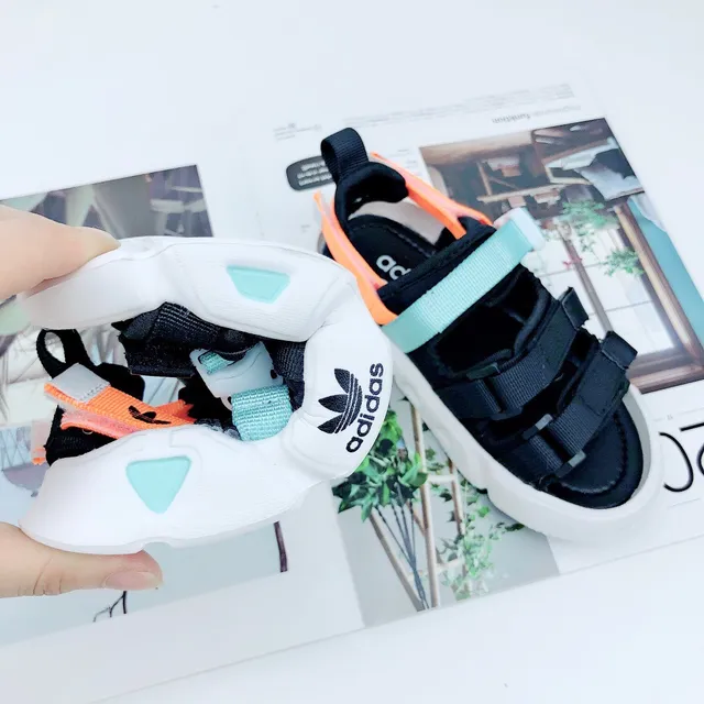 Adidas صنادل كاجوال أبيض وأخضر متعدد الحزام 24