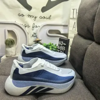 Adidas أحذية رياضية أسلوب حياة بيضاء ونافي أعلى نسيج محبوك وسط منحوت