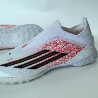 Adidas 白色红色袜套领玫瑰印花覆盖草地足球鞋