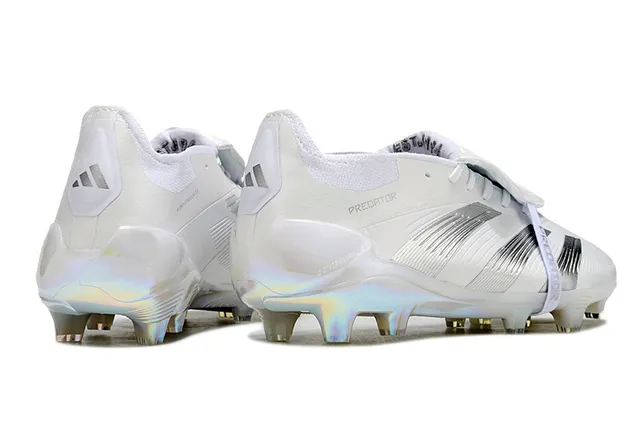 Adidas Chaussures de Football Blanc Argenté avec Rayures Métalliques Haut Terre Ferme 5