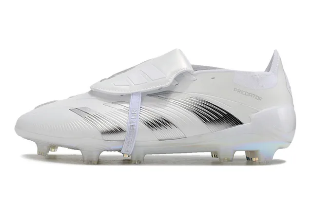Adidas Chaussures de Football Blanc Argenté avec Rayures Métalliques Haut Terre Ferme 7