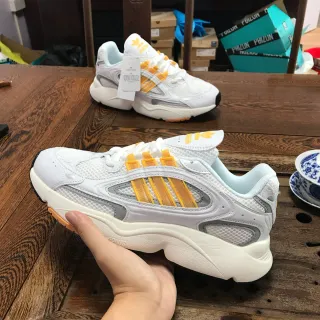 阿迪达斯白色黄色平台底网面和合成覆盖构造厚底运动鞋