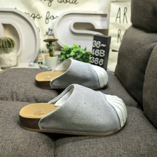 Adidas Yeezy Slide شرابات رمادية وبيضاء