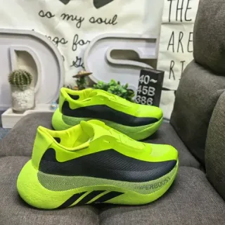 Adidas حذاء أسلوب حياة أصفر أسود بدون أربطة slip-on مع علوى نسيج