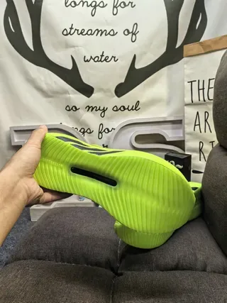 Adidas حذاء أسلوب حياة أصفر أسود بدون أربطة slip-on مع علوى نسيج 4