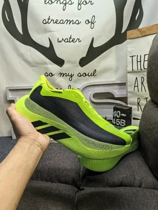 Adidas حذاء أسلوب حياة أصفر أسود بدون أربطة slip-on مع علوى نسيج 5