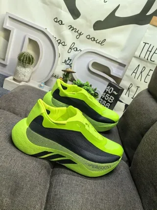 Adidas حذاء أسلوب حياة أصفر أسود بدون أربطة slip-on مع علوى نسيج 9