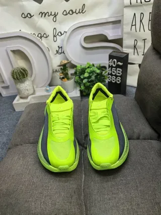 Adidas حذاء أسلوب حياة أصفر أسود بدون أربطة slip-on مع علوى نسيج 10