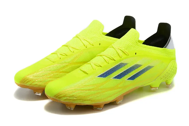 Adidas Sapatos de futebol com solado para terra firme, parte superior em degradê neon amarelo e azul escuro com triple listras 8