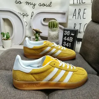 Adidas 黄色白色麂皮鞋面三条纹侧面板生活方式运动鞋