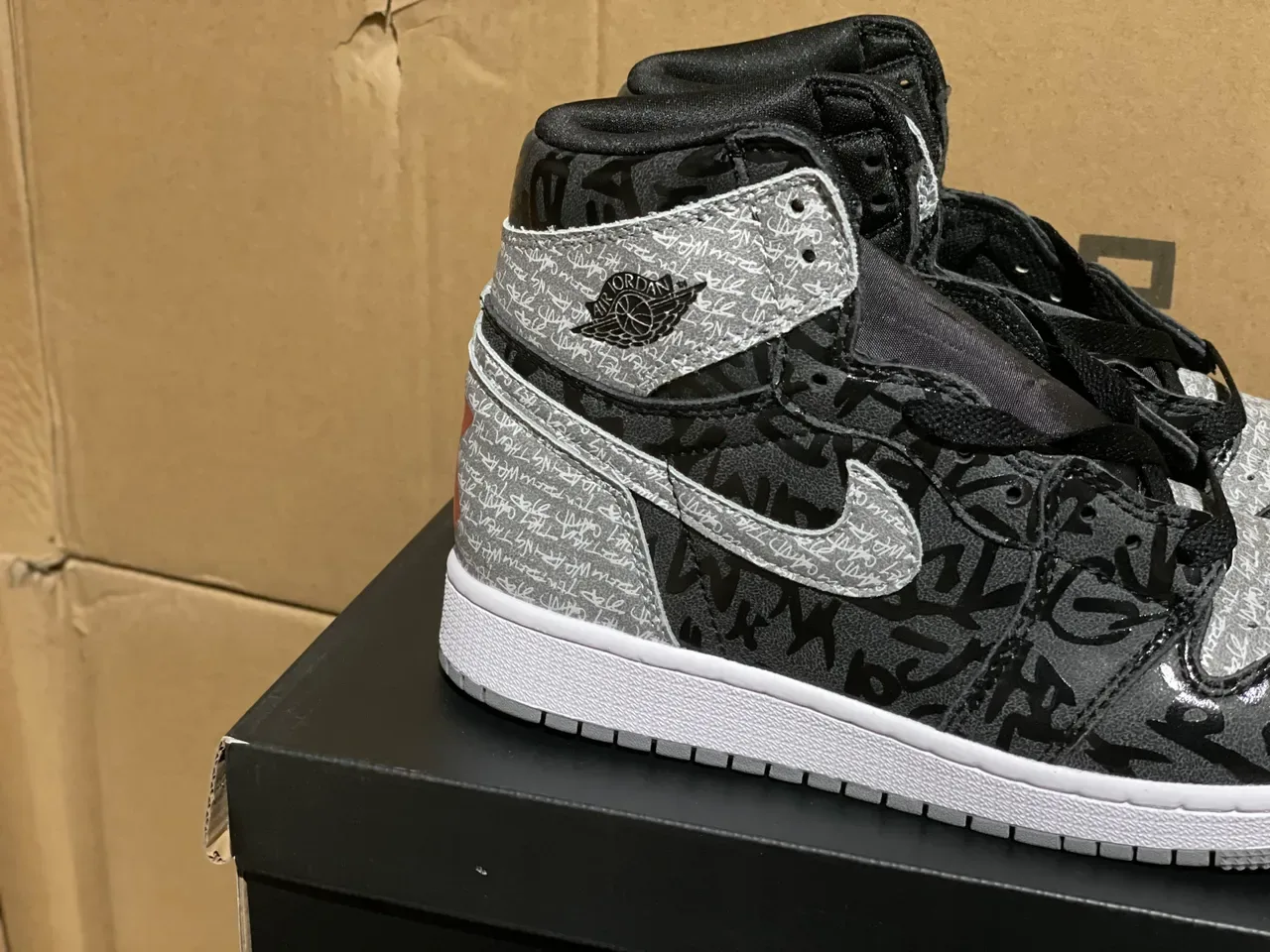 Air Jordan 1 涂鸦印花 高帮篮球鞋 2