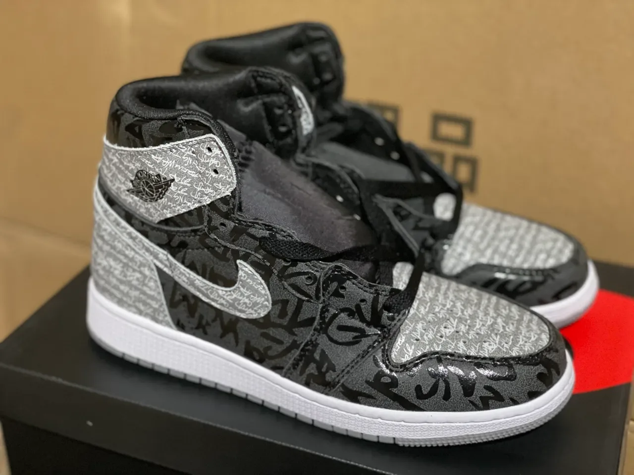 Air Jordan 1 涂鸦印花 高帮篮球鞋 3