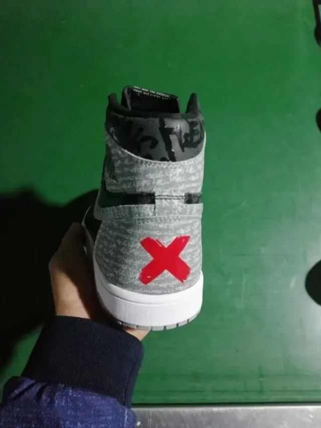 Air Jordan 1 涂鸦印花 高帮篮球鞋 4