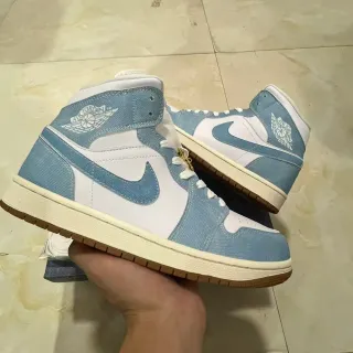 Air Jordan 1 High डेनिम-टेक्सचर्ड नीले और सफेद बास्केटबॉल जूते
