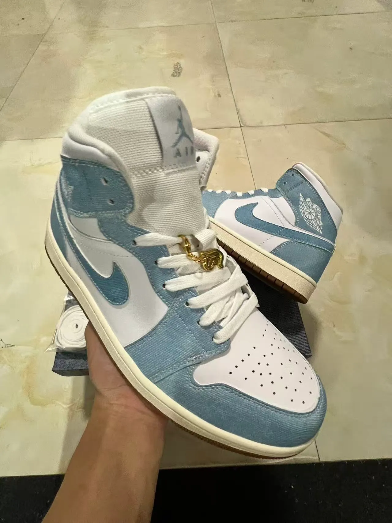 Zapatillas de baloncesto Air Jordan 1 High con textura denim en azul y blanco 2