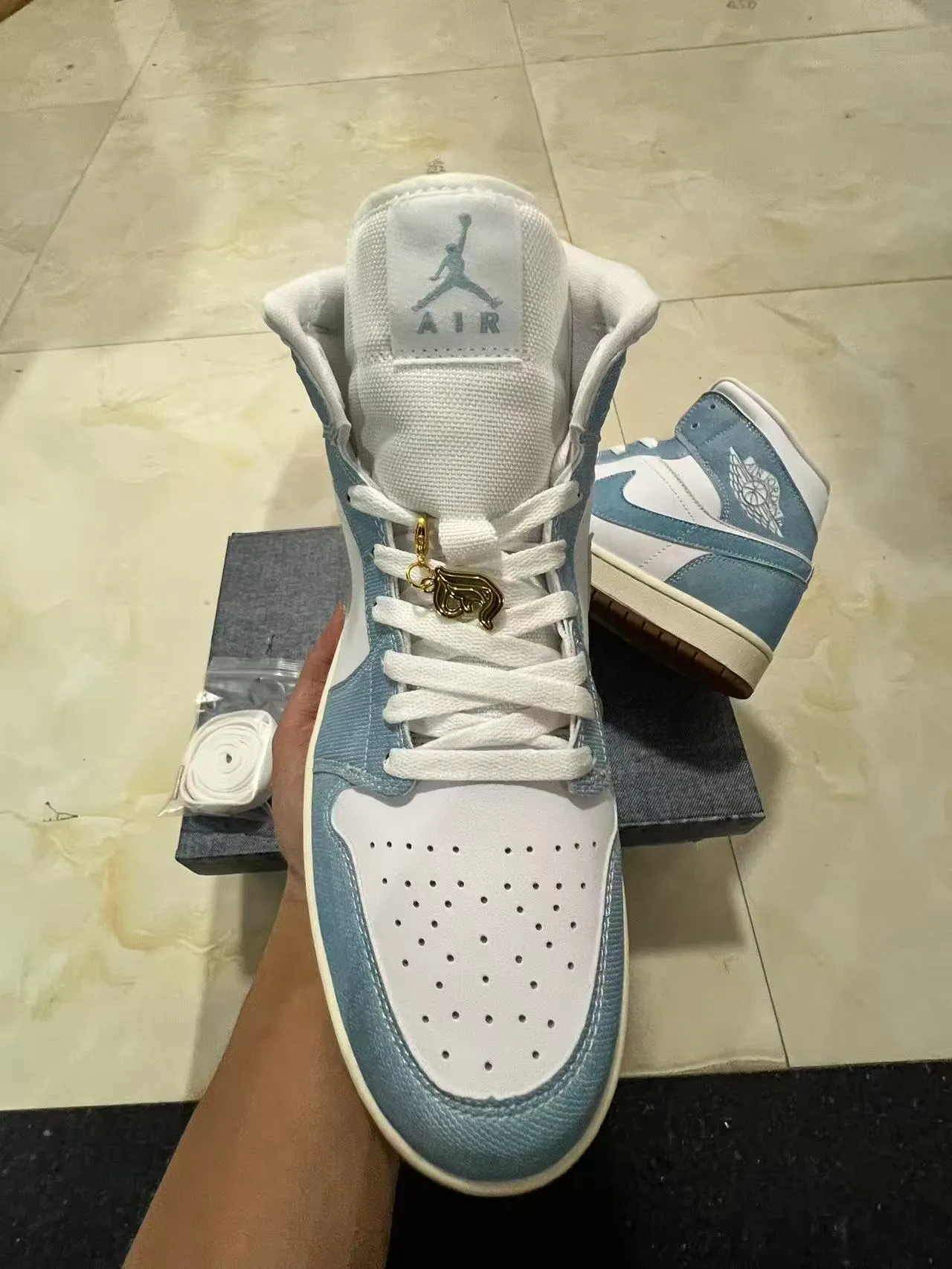 Zapatillas de baloncesto Air Jordan 1 High con textura denim en azul y blanco 3