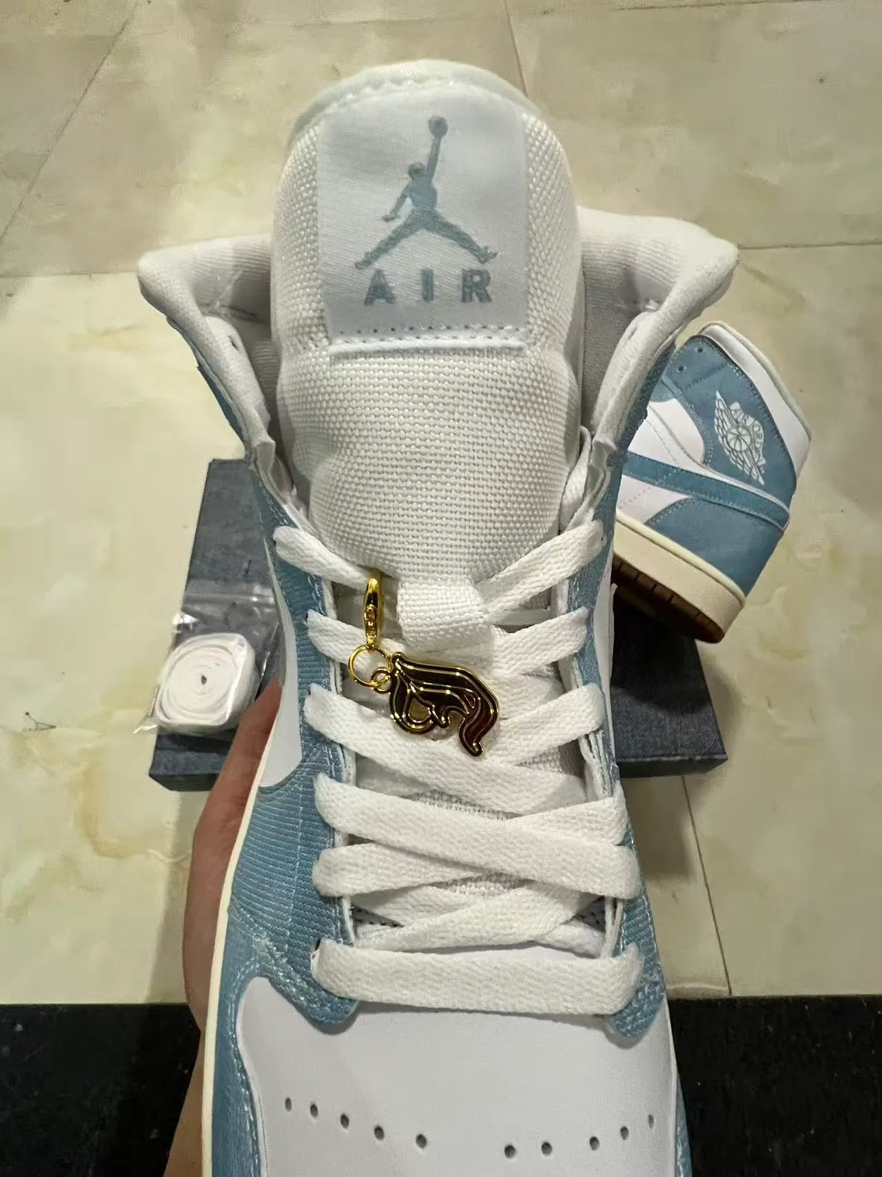 Zapatillas de baloncesto Air Jordan 1 High con textura denim en azul y blanco 4
