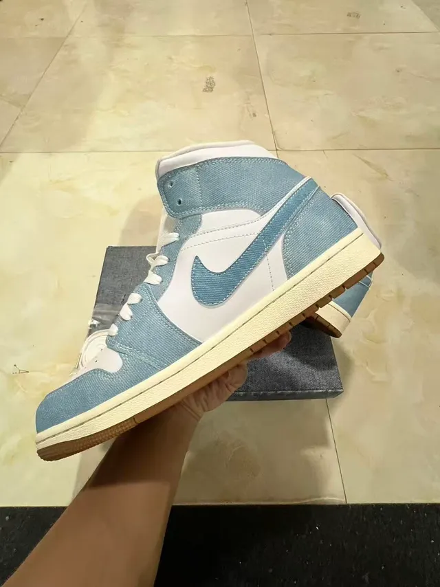 Zapatillas de baloncesto Air Jordan 1 High con textura denim en azul y blanco 5