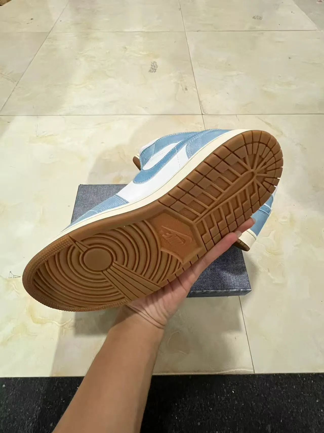 Zapatillas de baloncesto Air Jordan 1 High con textura denim en azul y blanco 6