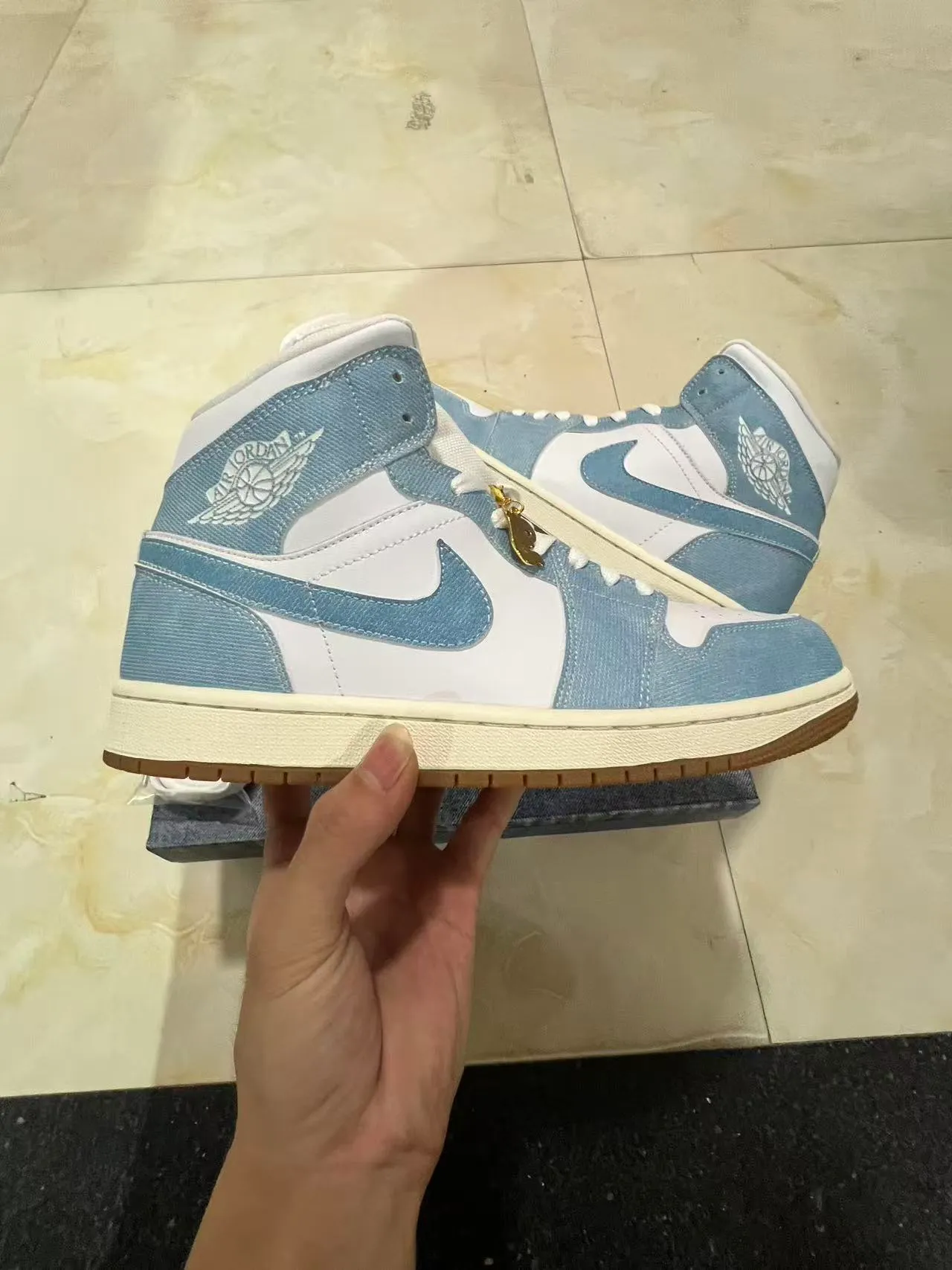 Zapatillas de baloncesto Air Jordan 1 High con textura denim en azul y blanco 7