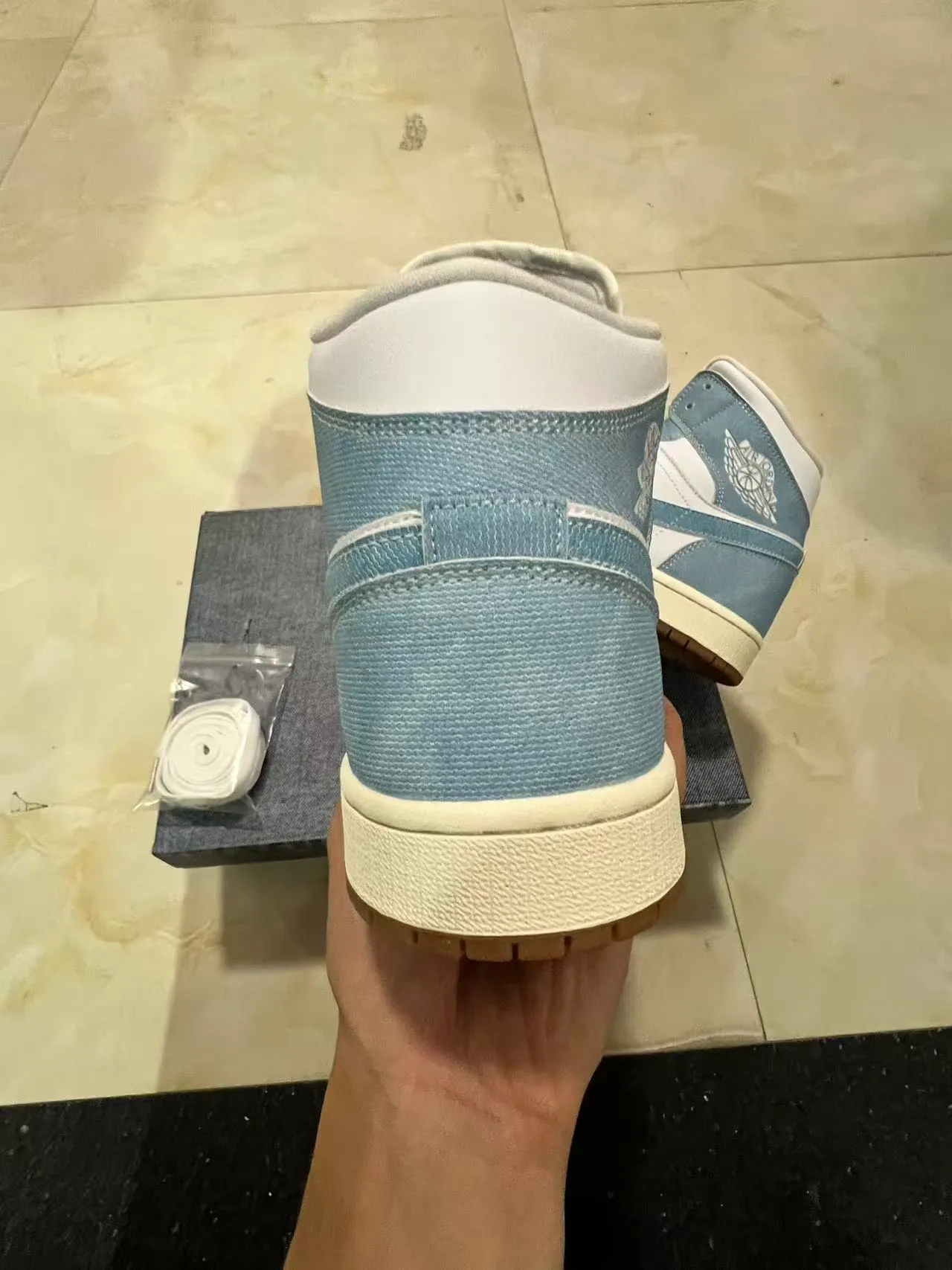 Zapatillas de baloncesto Air Jordan 1 High con textura denim en azul y blanco 8